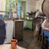 Vinkande på autentisk gammel taverna i Athen
