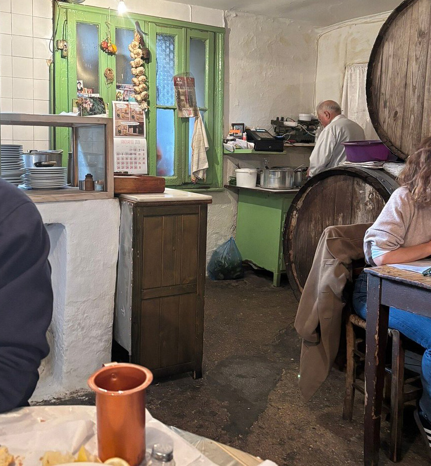 Vinkande på autentisk gammel taverna i Athen
